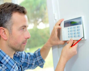Technicien conseil alarme Heronax en intervention